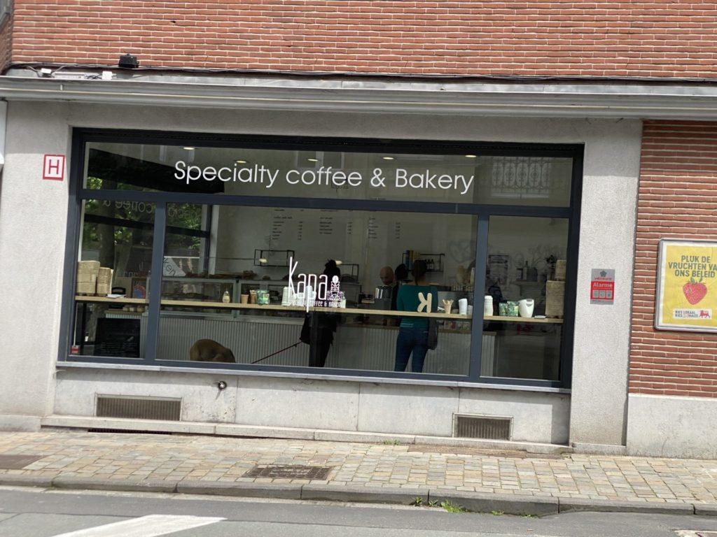 Vitrine de chez KAPA Speciality Coffee à Schaerbeek (c) Photo Pierre Halleux