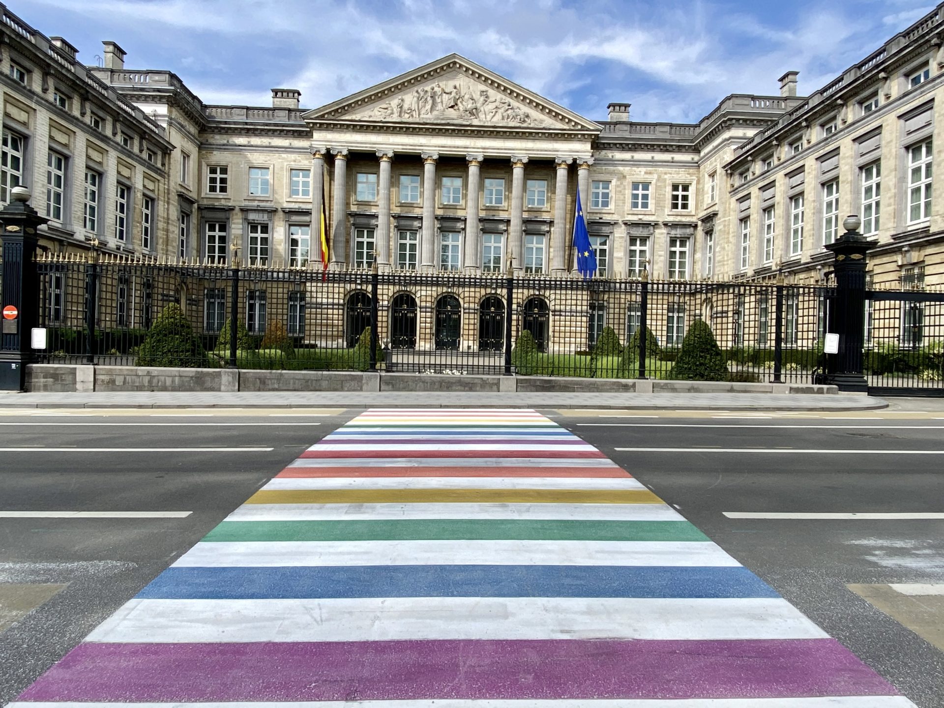 Parlement de Bruxelles avec le Rainbow passage pour piétons (c) Pierre Halleux